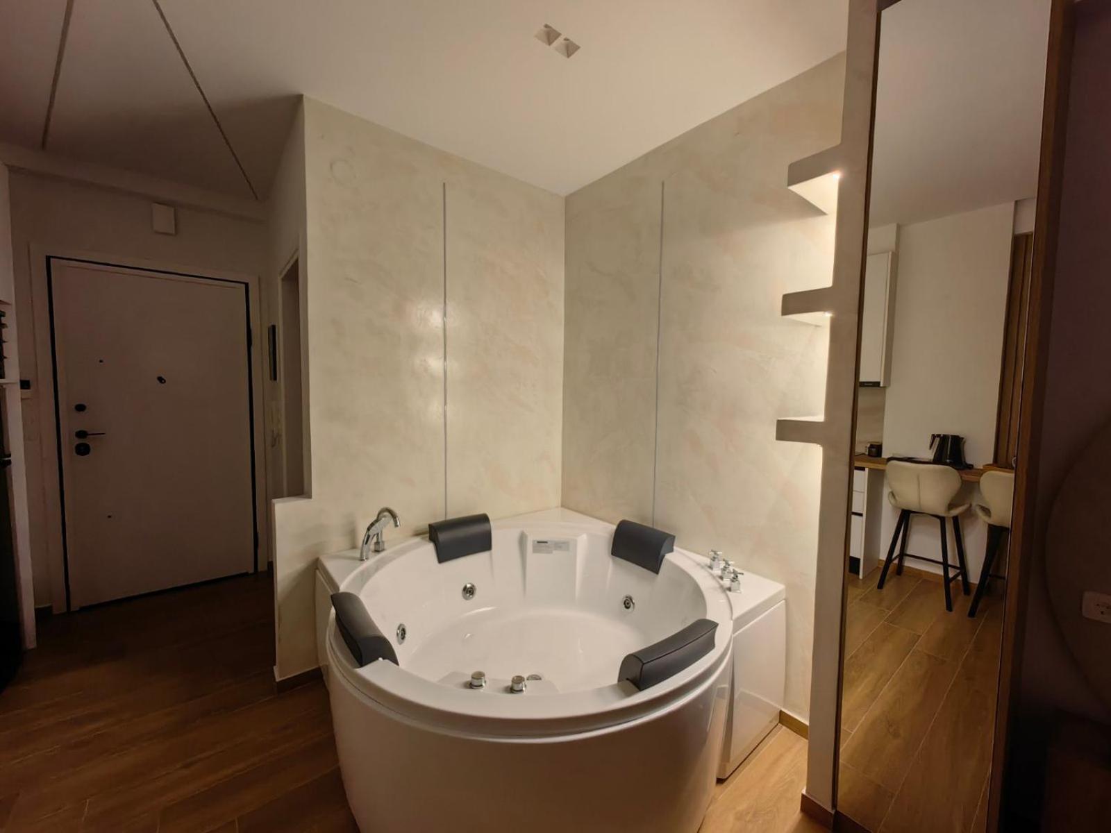 Apartment Break 1 Led & Bath