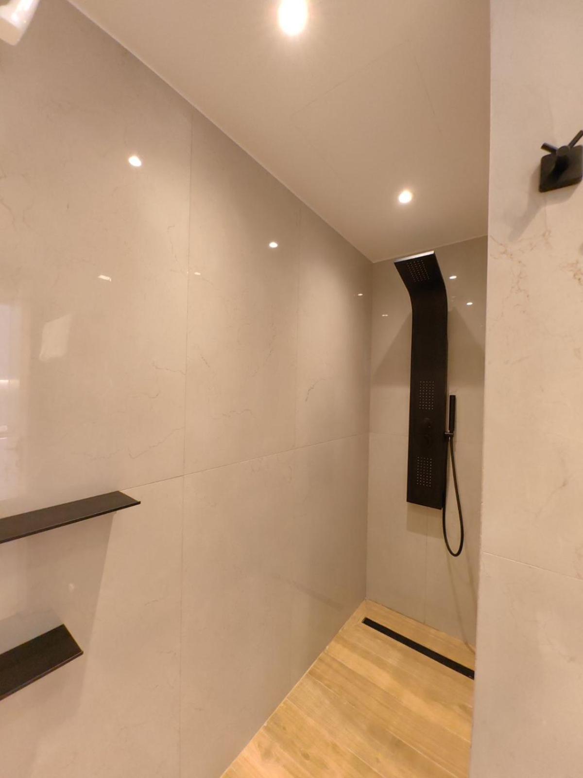 Break 1 Led & Bath *